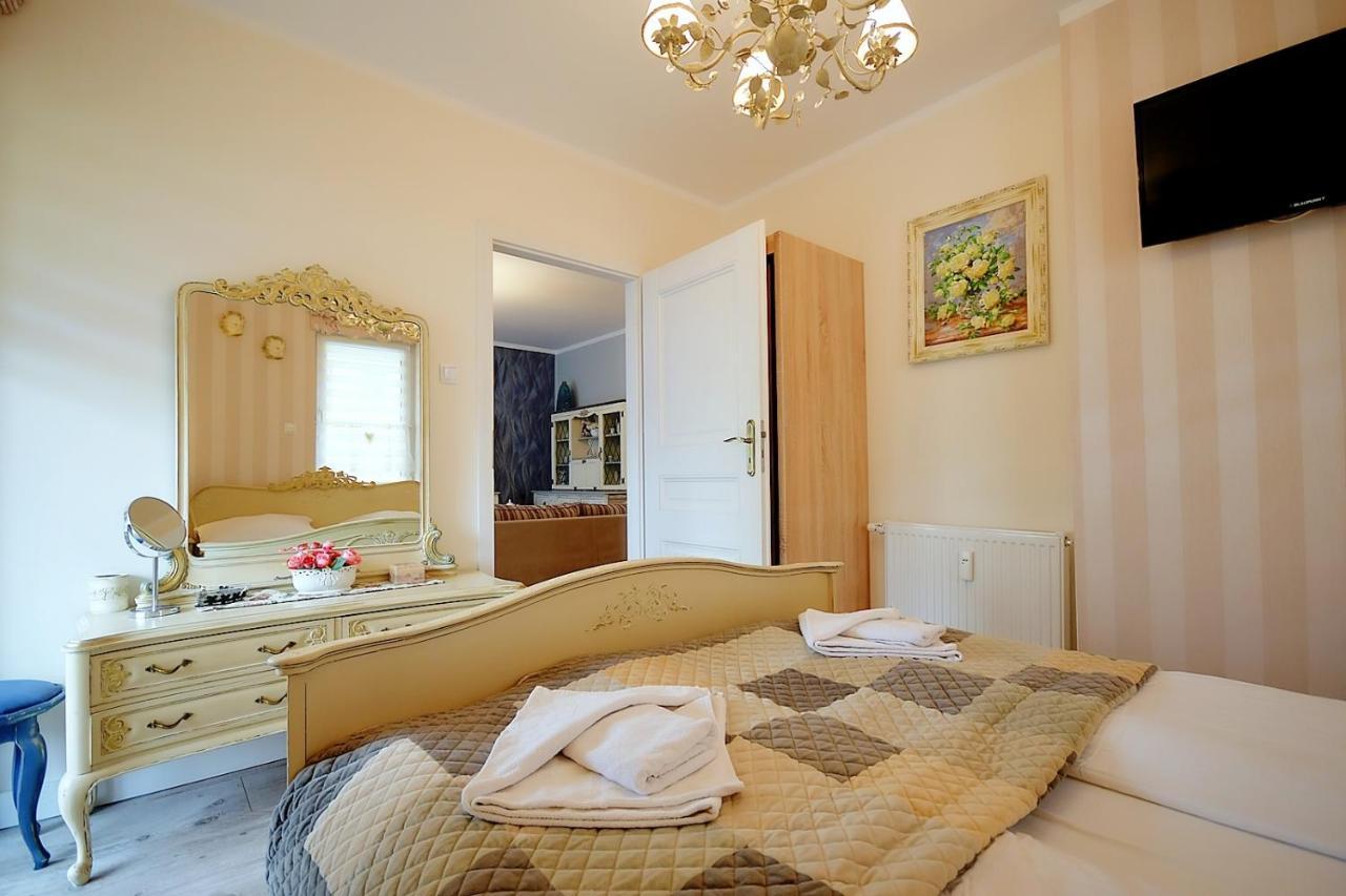Miodowy Dom Exspanse Apartament 2 Lub 3 Pokoje Z Tarasem I Parkingiem Kołobrzeg Exteriör bild
